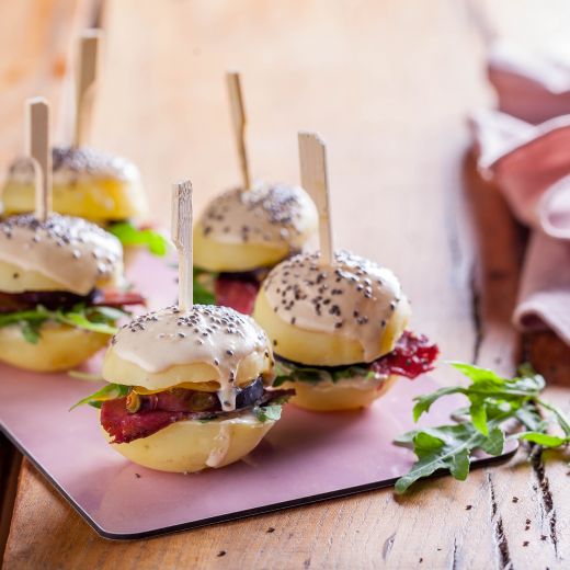 Mini-burgers de pommes de terre au magret et figue, sauce au foie gras