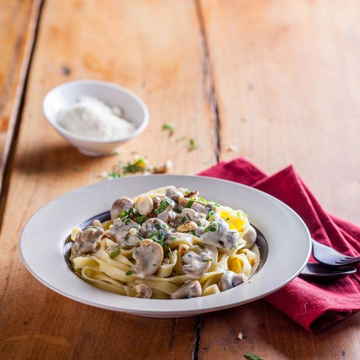 Tagliatelles et poêlée crémeuse aux champignons et noisettes