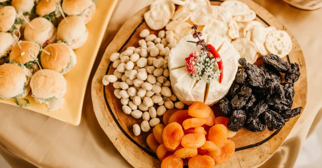 découvrez comment calculer les quantités parfaites pour votre plateau d'apéritifs afin de satisfaire tous vos invités sans gaspillage.