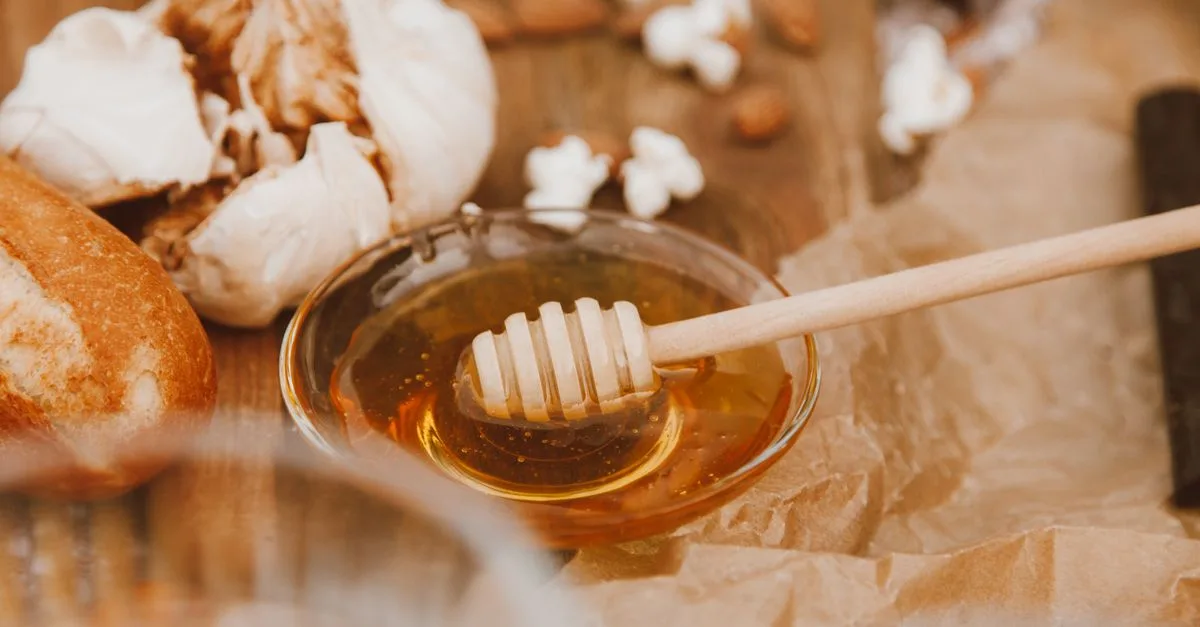 découvrez le nombre de calories dans le miel, ses bienfaits nutritionnels et comment l'intégrer dans une alimentation équilibrée.