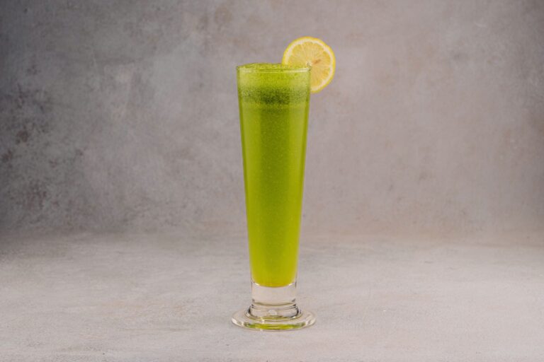 Verre de mojito sans alcool avec citron vert, menthe et glaçons