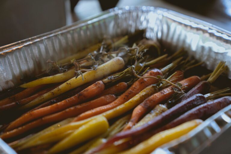 Plaque de légumes colorés rôtis au four avec des morceaux dorés